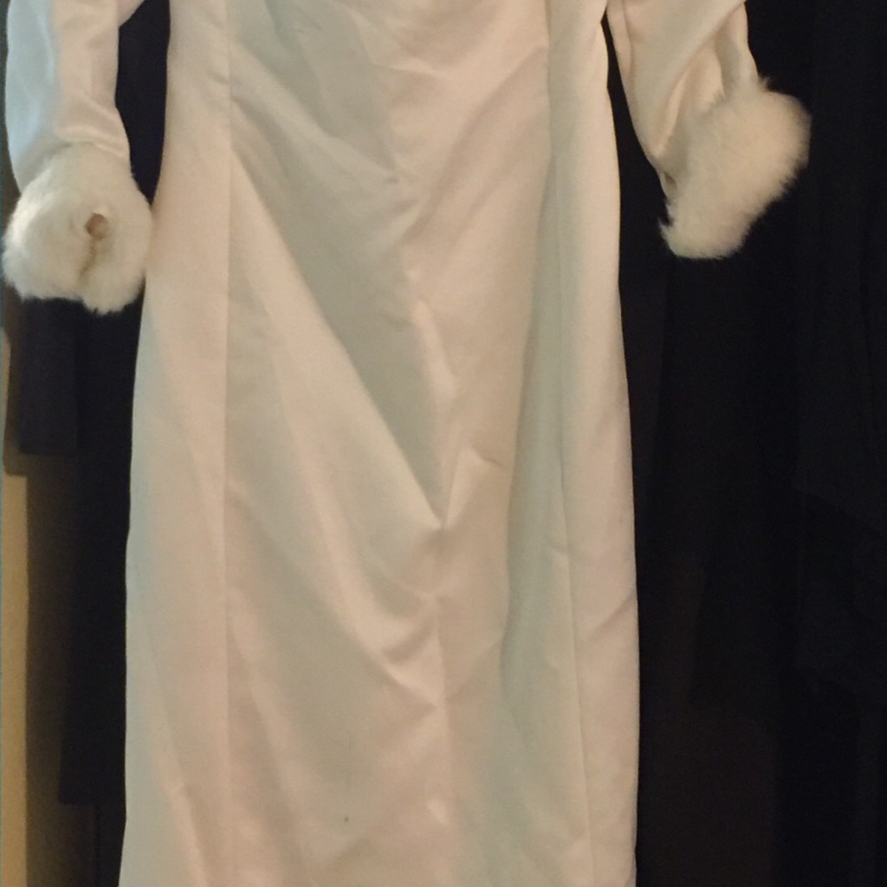 Cream Color Gown - Picture 7 of 16